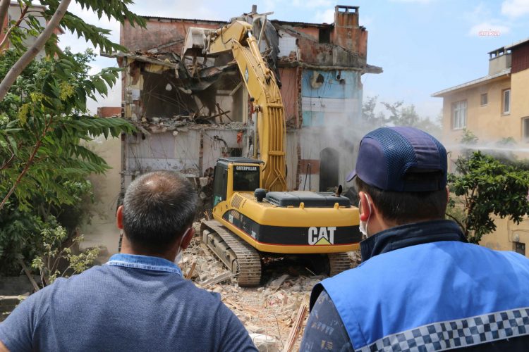 Kartal’da önce sağlık sonra yıkım