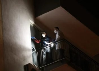 Çatıdan ip sarkıtıp eve giren erkek boşanmak isteyen eşini katletti