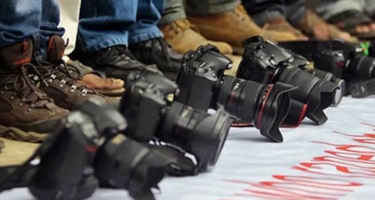 En az 840 gazeteci Covid-19’dan öldü