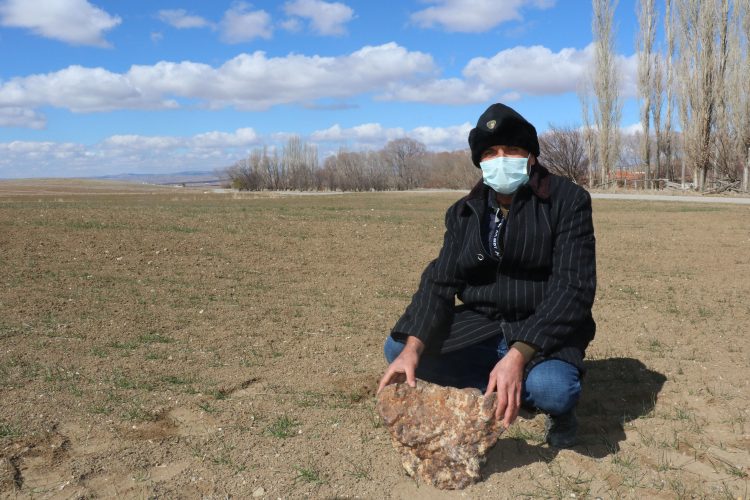 Tarlada bulduğu göktaşı için 180 bin Dolar alacak