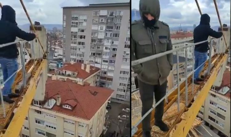 Ücretlerini alamayan işçiler vinci işgal etti