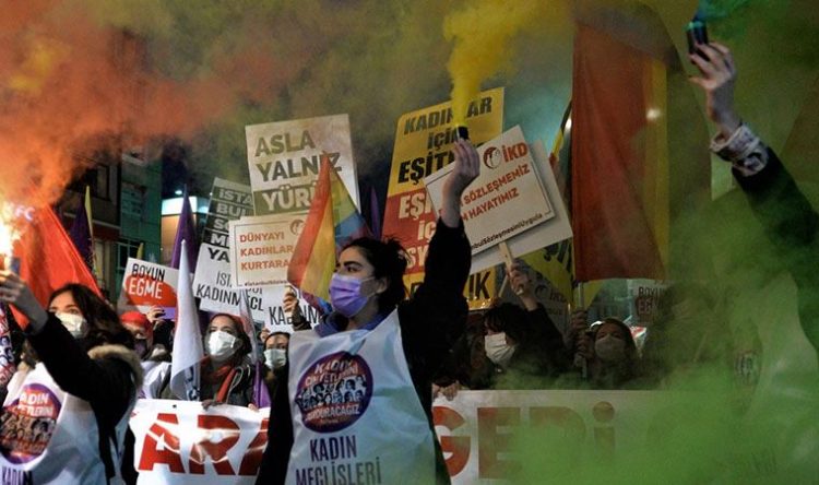 Kadınlar bir kez daha haykırdı: Laiklik için direneceğiz