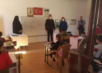 Öğretmenlerin uzak diyerek gitmediği köy okulunda kara çarşafla ders anlatıldı