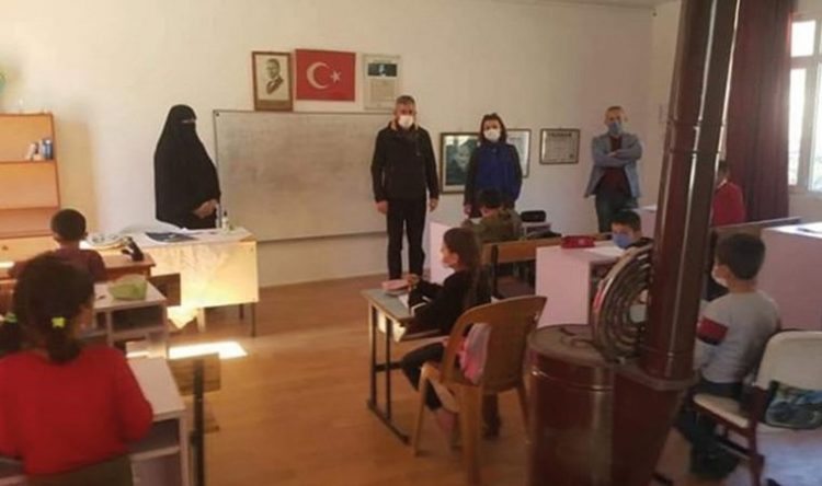 Öğretmenlerin uzak diyerek gitmediği köy okulunda kara çarşafla ders anlatıldı