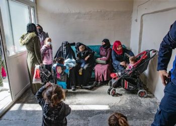 Görme engelli sünnetçi önünde kuyruk