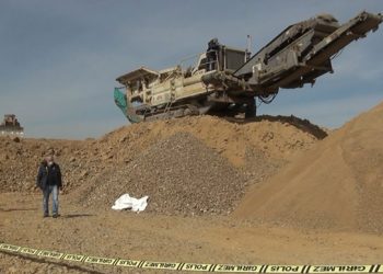 Taş kırma makinesinin haznesine düşen işçi, hayatını kaybetti