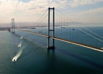 Köprülere çuvalla para, emekliye 100 lira zam