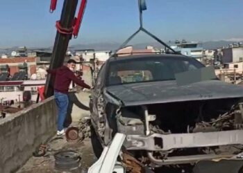 Çaldıkları aracı vinçle çatıya çıkarıp parçalamışlar