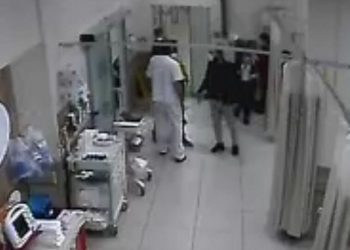 Koronavirüs testi isteyen doktoru darp etti