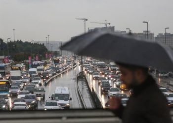 İstanbul güne yağmurla başladı, trafik felç oldu!