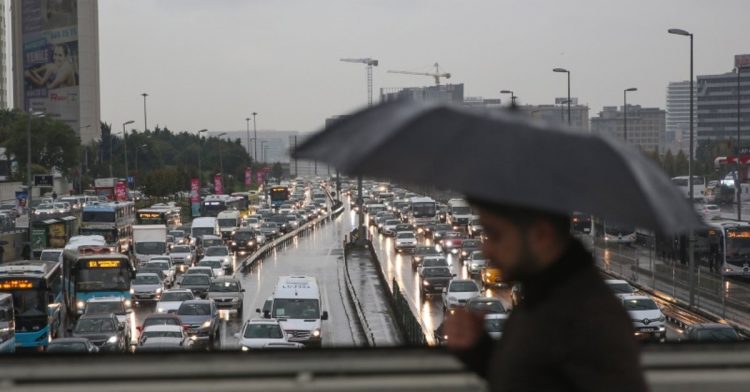 İstanbul güne yağmurla başladı, trafik felç oldu!