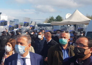 Selahattin Demirtaş cezaevinden ‘128 milyar dolar nerede’ yazılı kâğıdı SEGBİS kamerasına gösterdi