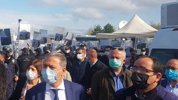 Selahattin Demirtaş cezaevinden ‘128 milyar dolar nerede’ yazılı kâğıdı SEGBİS kamerasına gösterdi