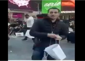 Koronadan ölen arkadaşının vasiyetini yerine getirdi. Paraları meydanda halka dağıttı