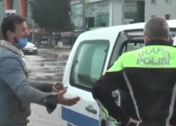 Karton toplayan yurttaş, ceza yazan polislere gözyaşı döktü