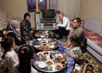 İftarda misafirliğe girmek 84 milyona yasak ama Erdoğan çiftine serbest