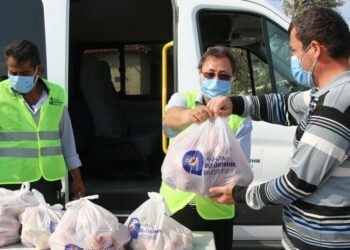 CHP’li belediye üreticinin elinde kalan elmaları satın alarak vatandaşa dağıttı