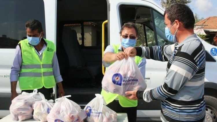 CHP’li belediye üreticinin elinde kalan elmaları satın alarak vatandaşa dağıttı