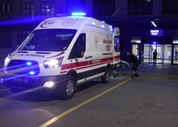 Annesini öldürüp valize koyan şüpheli, cesedinin başında uyurken yakalandı
