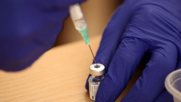 Koronavirüs aşısı olanlarda yeterli antikor ne zaman oluşuyor? Uzmanından açıklama