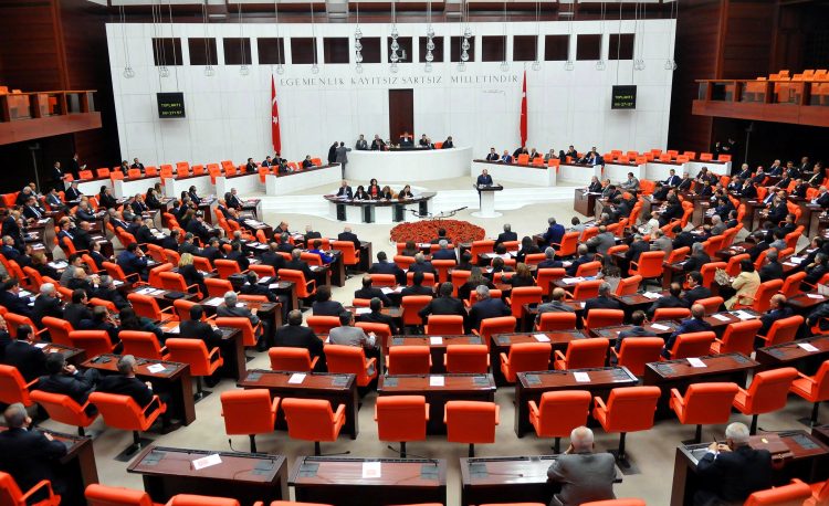 AKP’den yeni kanun teklifi: Akaryakıt, tütün ve alkol ürünlerinde teminat dönemi başlayacak