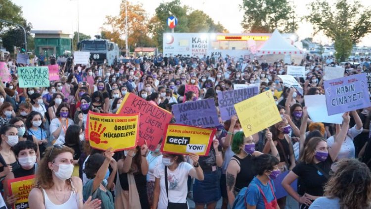 19 yaşındaki kadın sevgilisi tarafından bıçaklanarak öldürüldü
