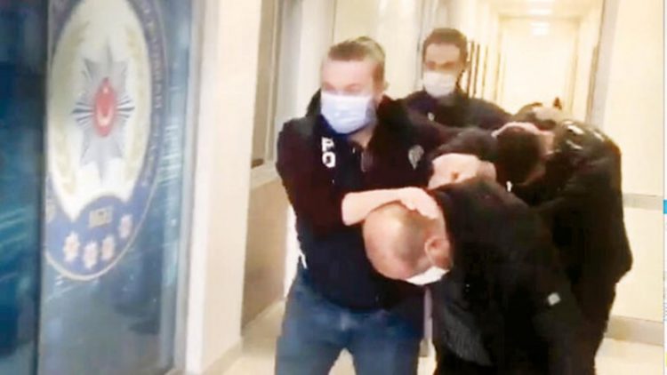 Akıllara durgunluk veren olay! İlaç yazdırmaya gelen hastasını ‘torbacısı’ yapmış