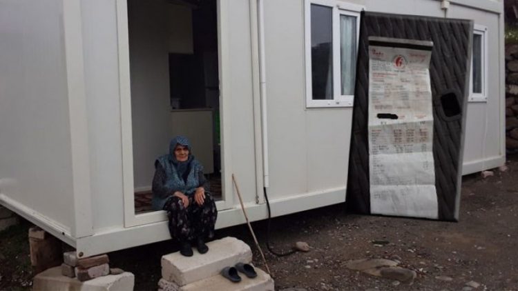 Konteynerde yaşayan 93 yaşındaki depremzede Müşerref Yardaş’ın elektriğini kestiler!