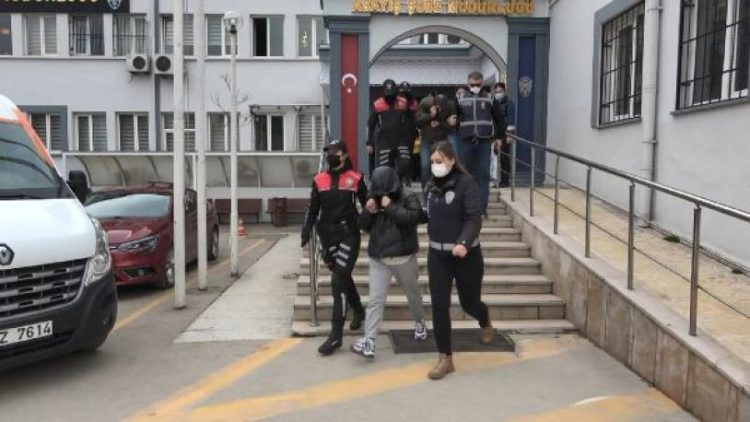 ‘Kameralı gözlük’ ile kadınları fuhuşa sürükleyen çeteye operasyon