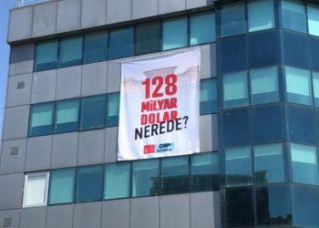 CHP ‘128 milyar dolar nerede?’ afişleri için yeniden harekete geçti