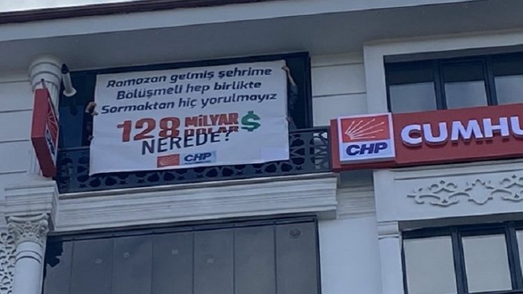 CHP Kastamonu’dan bu sefer de manili ‘128 milyar dolar nerede?’ afişi