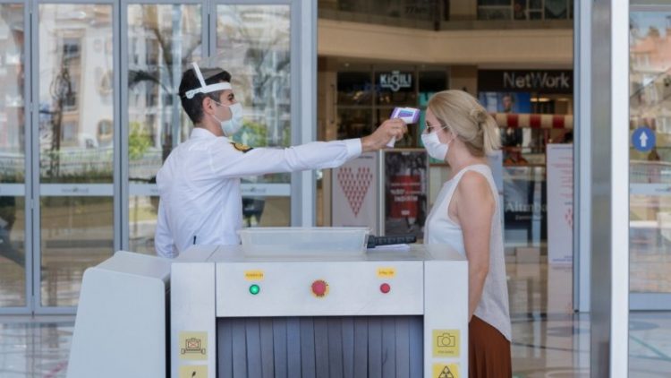 Vali Yerlikaya’dan açıklama: AVM ve zincir marketlerin kapanış saati değişti