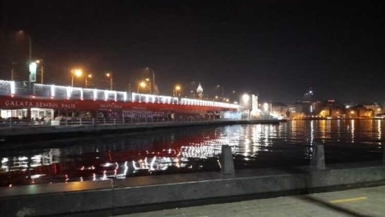Galata Köprüsü’nden denize itilen kişi boğuldu