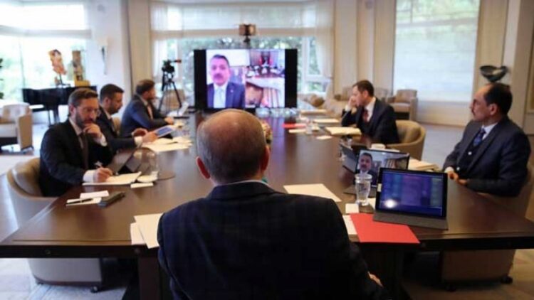 ‘Aldığım üç bilgiden ikisi doğru çıktı’ diyen Deniz Zeyrek kabinede gidecek yeni bakanları yazdı