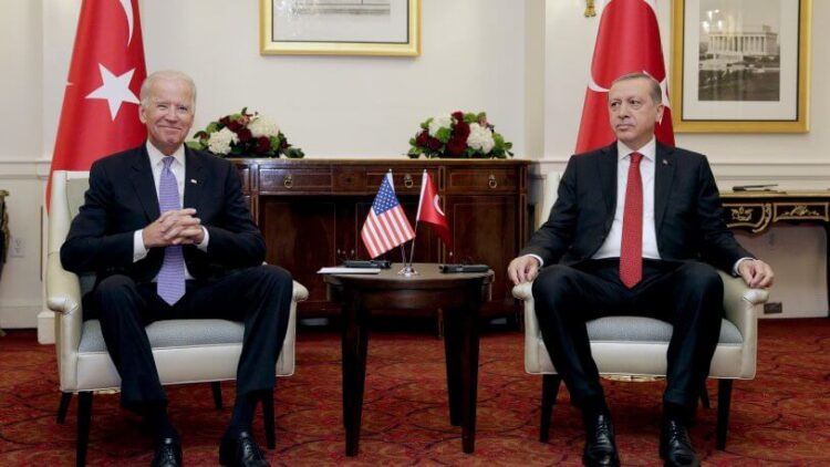 Emin Çölaşan: Karşı tarafta Biden olunca, alemi korkutan dünya liderimiz sessizliğini bozamadı