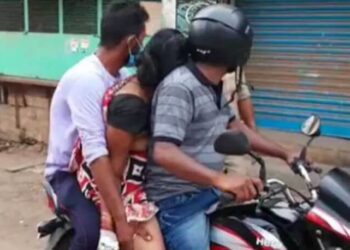 Yürek burkan görüntü! Koronavirüsten ölen annelerini motosiklette taşıdılar