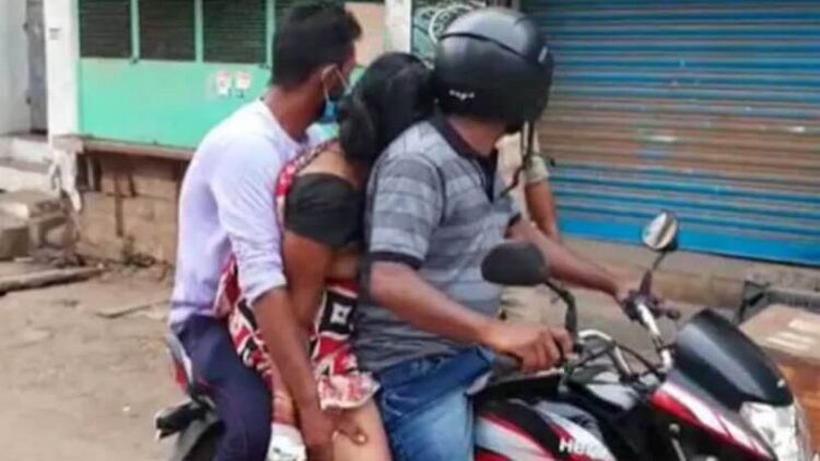 Yürek burkan görüntü! Koronavirüsten ölen annelerini motosiklette taşıdılar