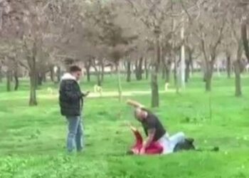 İnternetten tanıştığı kızla buluşacağını sandı, dayak yedi! Biri dövdü, diğeri kaydetti