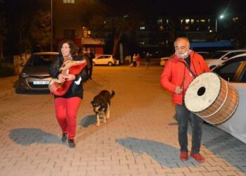 Yok böyle sahur! Mahalleyi sahura ilk kadın tulum sanatçısı kaldırdı
