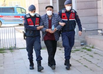 Gelinini yakaladığı adamla öldürdü!