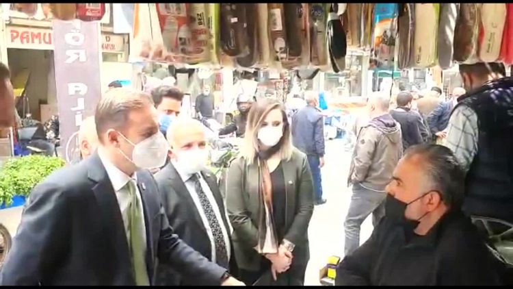 Ayakkabı satarak geçinen öğretmen adayı CHP’ye dert yandı: ‘Sağlık sigortası ve KYK borcum var. Umudum sizlersiniz’