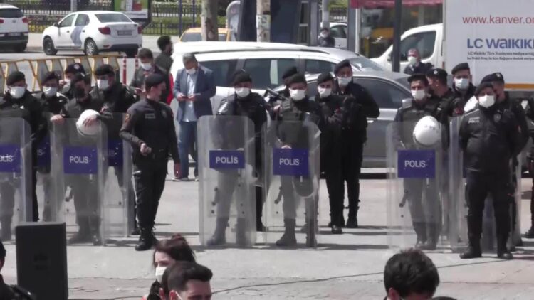Polis emeklilerin kadıköy rıhtımında açıklama yapmasına izin vermedi