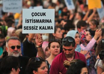 Babası ‘çocuk istismarından’ tutuklanan çocuk dava açtı: ‘Soyadını istemiyorum’