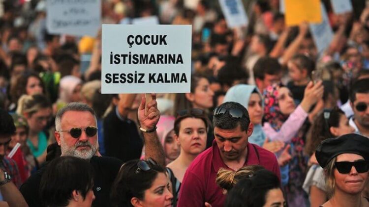 Babası ‘çocuk istismarından’ tutuklanan çocuk dava açtı: ‘Soyadını istemiyorum’