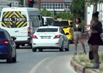 Görüntüler bugün çekildi! Yasağa rağmen caddede fuhuş pazarlığı