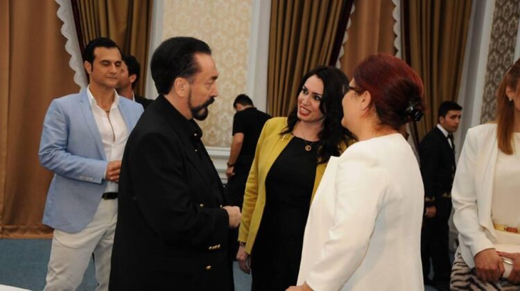 Aile ve Sosyal Hizmetler Bakanı Derya Yanık’ın Adnan Oktar’ın iftar yemeğine katıldığı ortaya çıktı 