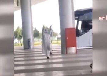 Sarıklı cübbeli kişi, sigara içenlere bağırdı