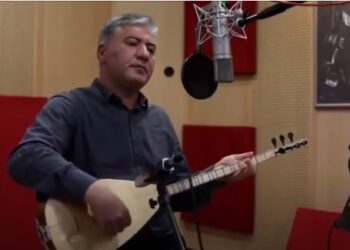 CHP Ankara Milletvekili Murat Emir, stüdyoda türkü seslendirdi