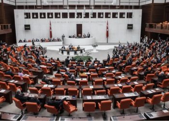 ‘Bağırta bağırta Akdeniz Belediyesi’ni aldık, kanırta kanırta da Büyükşehir’i alacağız’