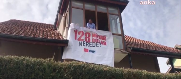 CHP’li Göker evinin penceresine ‘128 milyar dolar nerede?’ pankartı astı